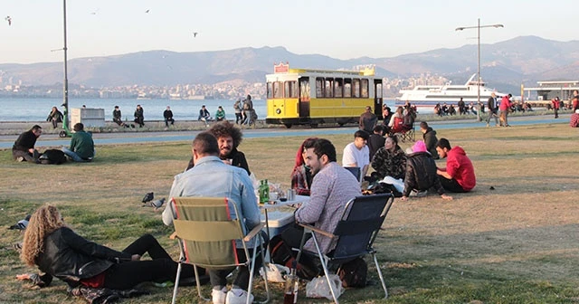 Kafe ve restoranlar kapandı, vatandaş sahile koştu