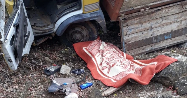 Kamyonet şarampole yuvarlandı: 1 ölü, 1 yaralı