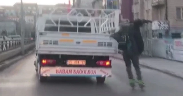 Kamyonun arkasına tutunup dans etti
