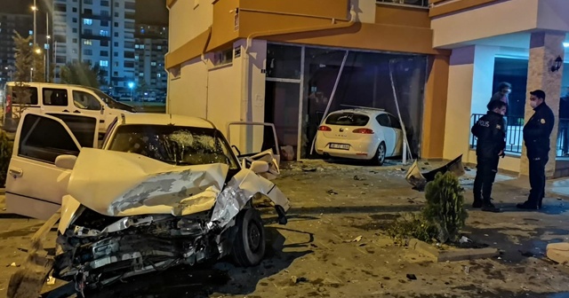 Kaza yapan otomobil dükkana girdi: 6 yaralı