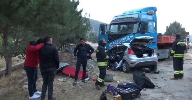 Kaza yapanlara yardım için duran gençler hayatının şokunu yaşadı