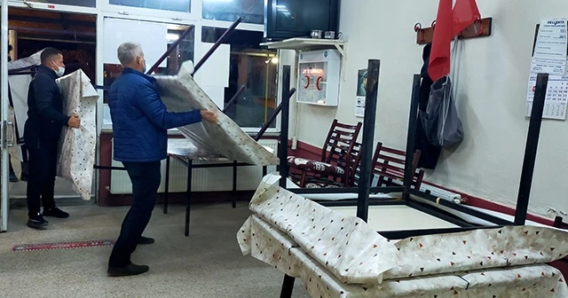Kıraathanelerde masa ve sandalyeler toplandı, kapılara kilit vuruldu