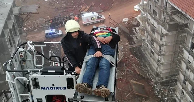 Kırılan vinçte yaralanan operatörü itfaiye kurtardı