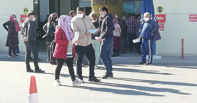 Korona virüs testi için metrelerce kuyruk oluştu