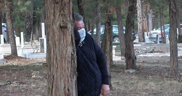 Koronadan ölen doktor vasiyeti üzerine annesinin yanına gömüldü