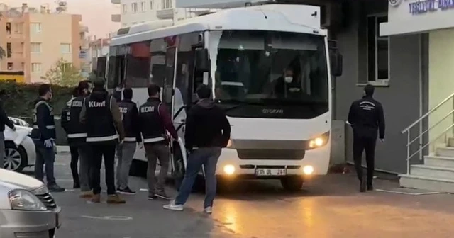 Menemen Belediye Başkanının da gözaltına alındığı operasyonda şüpheliler adliyede