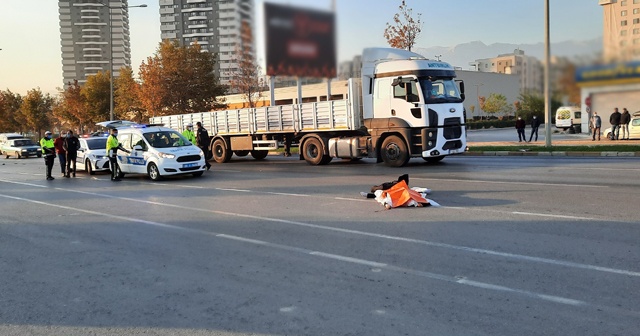 Motosikletin çarptığı kadın metrelerce ileriye fırladı