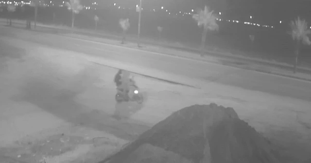 Motosikletle gezdirdikleri genci bıçaklayıp gasp ettiler