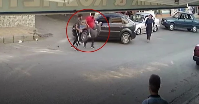 Motosikletliyi uyardı, yolun ortasında dayak yedi