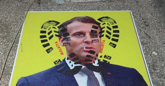 Müşteriler Macron’un fotoğrafına basıp geçiyor