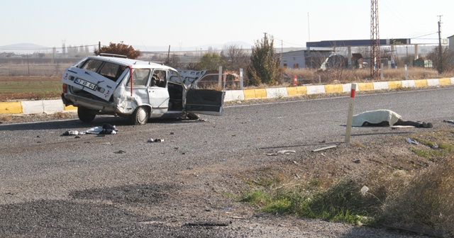 Otomobille minibüs çarpıştı: 1 ölü, 3 yaralı