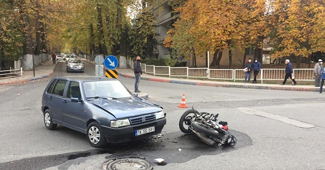 Otomobille motosiklet çarpıştı: 1 yaralı