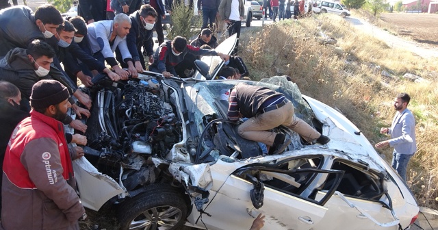 Otomobiller dönüş yapan tıra çarptı: 1 ölü, 4 yaralı