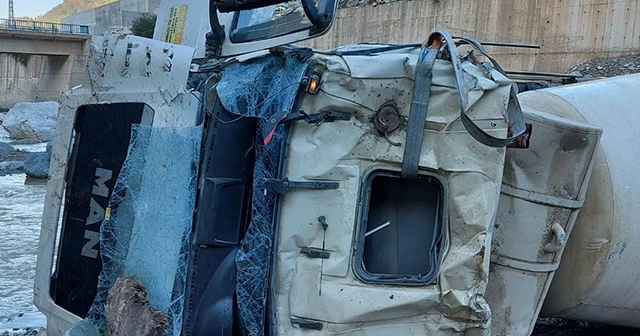 Rize'de beton mikserinin freni boşalınca dereye yuvarlandı