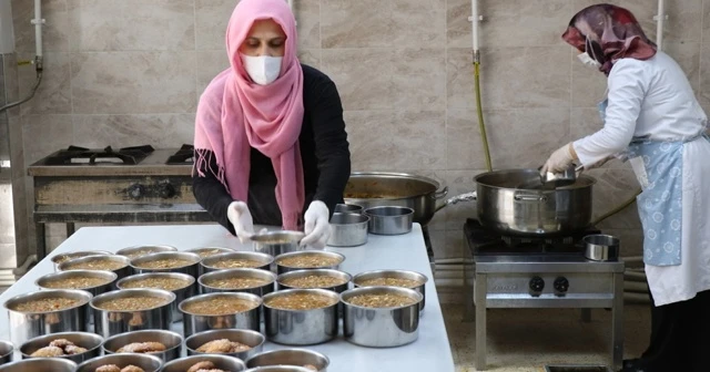 Seralarda yetişiyor aşevinde pişiriliyor