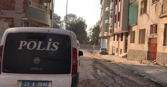 Silahla oynarken kendini vurdu
