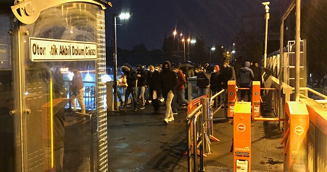 Sokağa çıkma kısıtlaması öncesi metrobüs ve yollarda yoğunluk oluştu