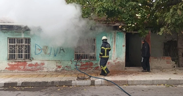 Sokakta yürürken fark ettiği yangında faciayı önledi