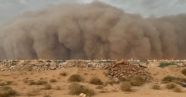Suudi Arabistan&#039;ı kum fırtınası vurdu