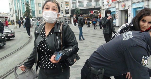 Taksim&#039;de maske takmadıkları için ceza yiyen kadınlar, gazetecilere saldırdı