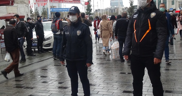 Taksim&#039;de maske ve sosyal mesafe uyarısı