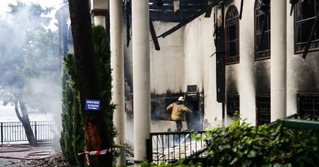 Tarihi Vaniköy Camisi&#039;ndeki yangına ilişkin bilirkişi heyetiyle birlikte inceleme yapıldı