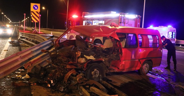 TEM’de bariyerlere çarpan minibüs hurdaya döndü: 7 yaralı