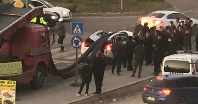 Tonlarca inşaat demiri aracın üstüne düştü