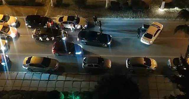 Trafiği kesip, halay çektiler
