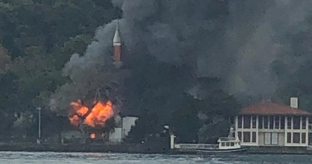 Vaniköy Camii&#039;nde yangın çıktı