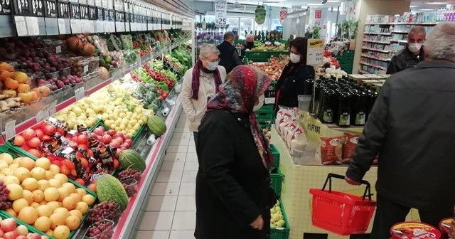Yaşlılar kısıtlama öncesi alışveriş için sokaklara akın etti