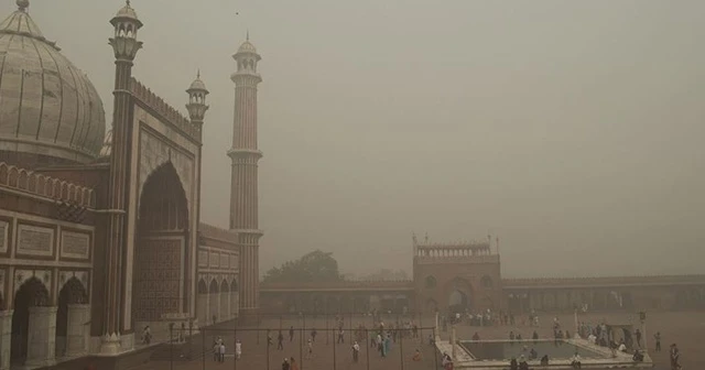 Yeni Delhi&#039;de hava kirliliği &#039;üst sınır&#039;ın 14 kat üzerine çıktı