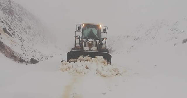 Yol onarım ekibine kar sürprizi