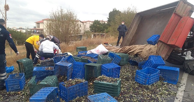 Zeytin işçilerini taşıyan traktör devrildi