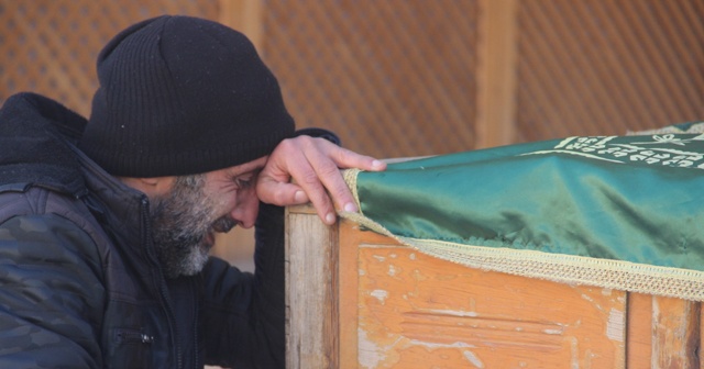 22 yıl sırtında gezdirdiği annesinin tabutunu sırtladı