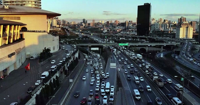 4 günlük kısıtlamaya saatler kala Mahmutbey Gişelerde yoğun trafik