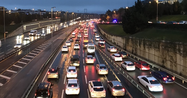 56 saatlik kısıtlama sonrası 15 Temmuz Şehitler Köprüsü&#039;nde trafik yoğunluğu