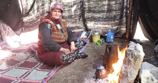 65 yıllık hayatının tamamını ormanda çadırda yaşayarak geçirdi