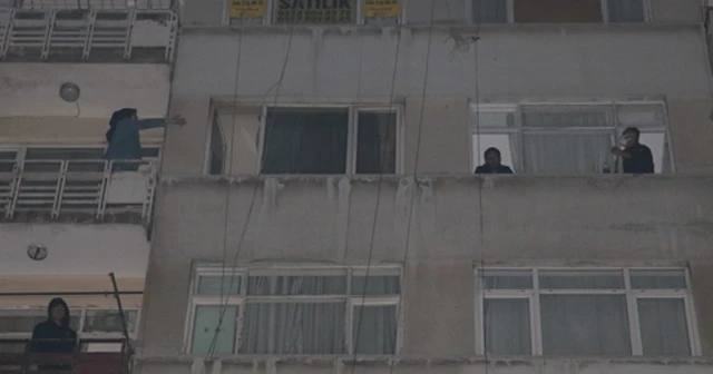 Abileriyle tartışan kadın pencereden yan daireye kaçtı
