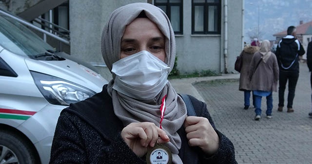 Acılı anne, duruşmaya kazada ölen oğlunun madalyasıyla geldi