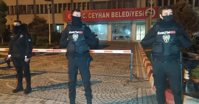 Adana Ceyhan İlçe Belediyesine rüşvet operasyonu: CHP&#039;li başkan Kadir Ayar&#039;a da gözaltı kararı