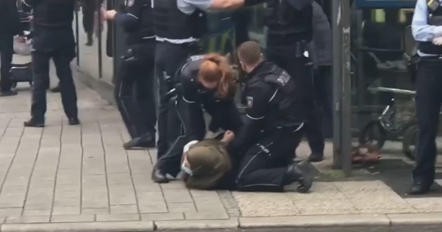 Almanya’da başörtülü kadına karşı polis şiddeti