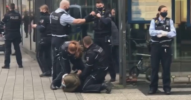 Almanya&#039;da başörtülü kadına şiddete polisten ilk açıklama