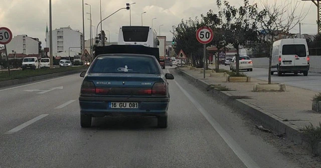 Ana yolda kaputu açık yol aldı
