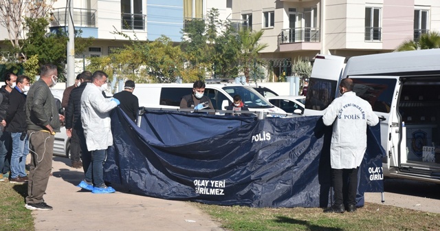 Antalya&#039;da çocuk parkında erkek cesedi bulundu