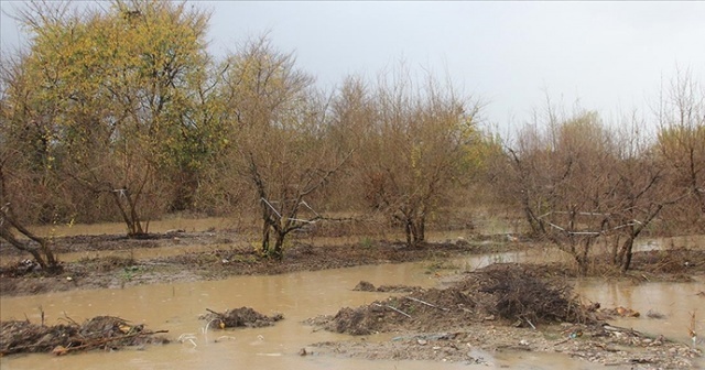 Antalya&#039;da kuvvetli yağış su baskınlarına yol açtı