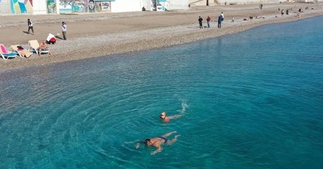 Antalya'da sahiller turistlere kaldı