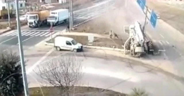 Araçtan inip yere yığıldılar! Elazığ'daki feci kaza kamerada
