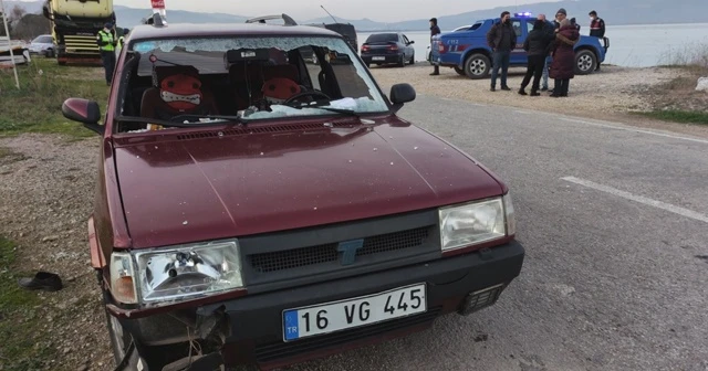 Arızalanan kamyonun şoförüne otomobil çarptı