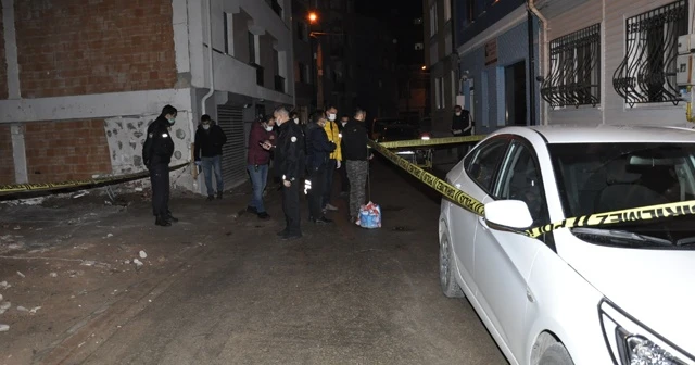 Arkadaşını vurmak isterken kendisini yaraladı